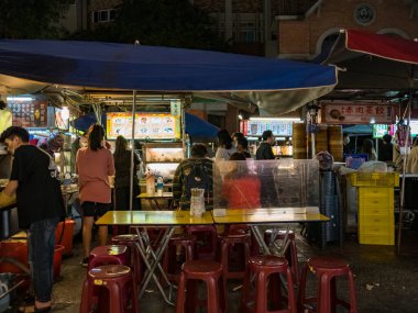 Taipei, Tayvan - 3 Aralık 2022: Ningxia Road Night Market cephesi 3 Aralık 2022 'de Tayvan' ın Taipei kentinde..