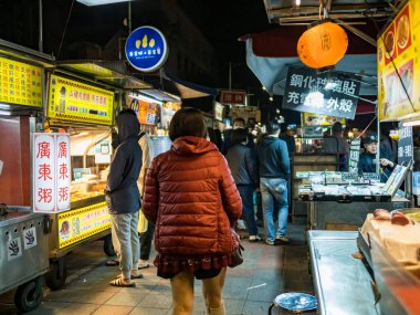 Taipei, Tayvan - 3 Aralık 2022: Ningxia Road Night Market cephesi 3 Aralık 2022 'de Tayvan' ın Taipei kentinde..