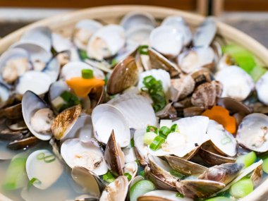 Kızarmış midyeleri yeşil soğanla karıştır.