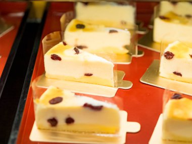 Parti için süslenmiş pastalı tatlı masası