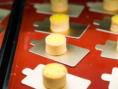 Parti için süslenmiş pastalı tatlı masası