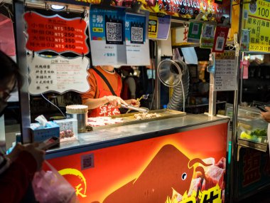 Taipei, Tayvan - 3 Aralık 2022: Ningxia Road Night Market cephesi 3 Aralık 2022 'de Tayvan' ın Taipei kentinde..