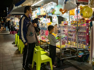 Taipei, Tayvan - 3 Aralık 2022: Ningxia Road Night Market cephesi 3 Aralık 2022 'de Tayvan' ın Taipei kentinde..