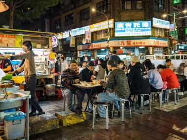 Taipei, Tayvan - 3 Aralık 2022: Ningxia Road Night Market cephesi 3 Aralık 2022 'de Tayvan' ın Taipei kentinde..