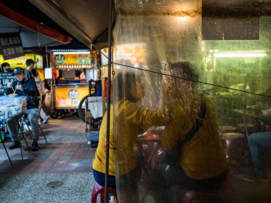 Taipei, Tayvan - 3 Aralık 2022: Ningxia Road Night Market cephesi 3 Aralık 2022 'de Tayvan' ın Taipei kentinde..