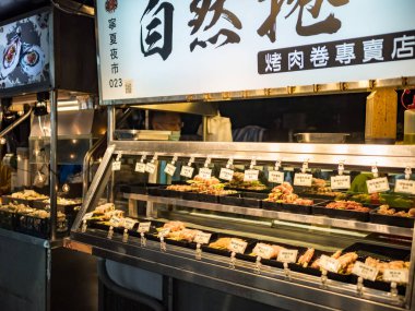 Taipei, Tayvan - 3 Aralık 2022: Ningxia Road Night Market cephesi 3 Aralık 2022 'de Tayvan' ın Taipei kentinde..