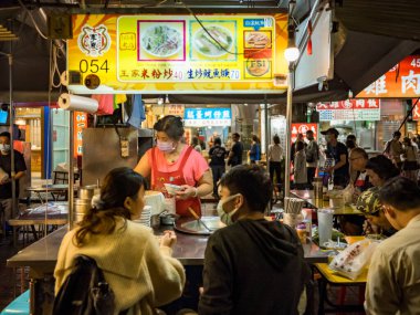 Taipei, Tayvan - 3 Aralık 2022: Ningxia Road Night Market cephesi 3 Aralık 2022 'de Tayvan' ın Taipei kentinde..