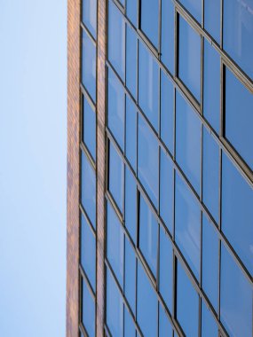 Taipei şehir merkezindeki iş binalarının cephesi.