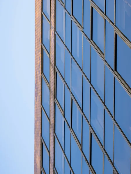 Taipei şehir merkezindeki iş binalarının cephesi.