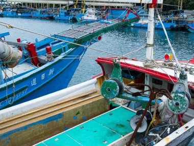 Taitung, Tayvan - 28 Ocak 2023: 28 Ocak 2023: Taitung, Tayvan 'da Chenggong Balıkçılık Limanı' nın manzarası. Hualien ve Taitung şehirleri arasındaki bu bölgedeki en büyük balık pazarı..
