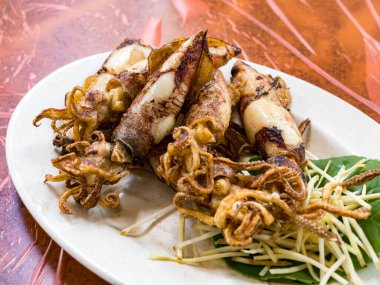 Tabakta kızartılmış Neritic Squid