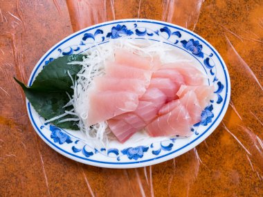 Tabakta servis edilen lezzetli kılıçbalığı sashimi.