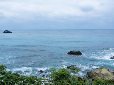 Deniz dalgaları sahile çarpıyor.