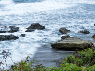 Deniz dalgaları sahile çarpıyor.