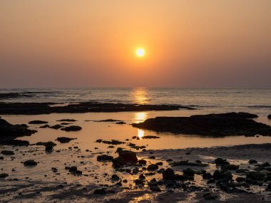 Sahilde gün batımı Altın arka planda