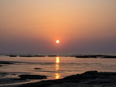 Sahilde gün batımı Altın arka planda