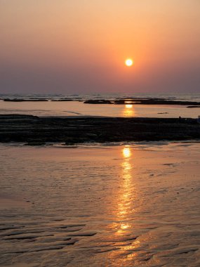Sahilde gün batımı Altın arka planda