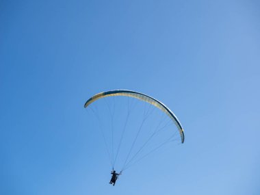 Tayvan 'da mavi gökyüzünde paraglider.