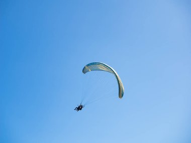 Tayvan 'da mavi gökyüzünde paraglider.