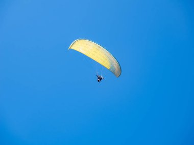 Tayvan 'da mavi gökyüzünde paraglider.