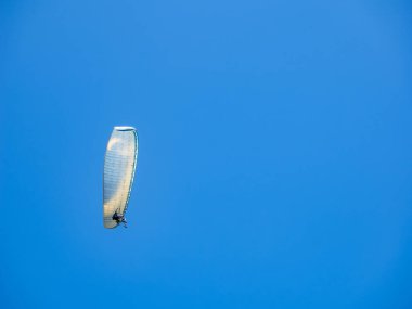 Tayvan 'da mavi gökyüzünde paraglider.