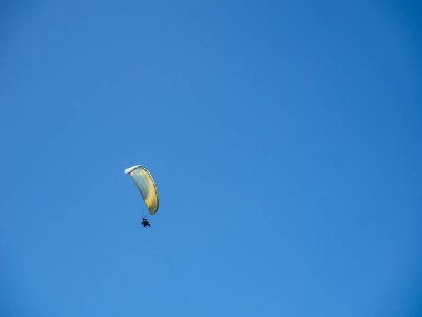 Tayvan 'da mavi gökyüzünde paraglider.