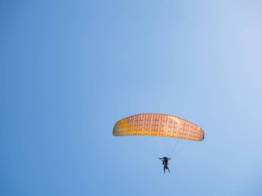 Tayvan 'da mavi gökyüzünde paraglider.