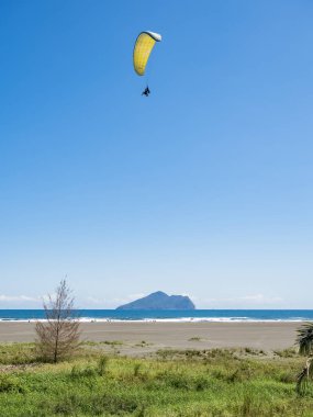 Tayvan 'da mavi gökyüzünde paraglider.