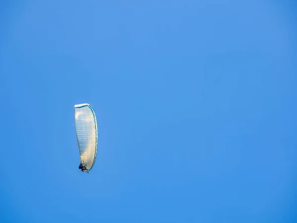 Tayvan Mavi Gökyüzünde Paraglider — Stok fotoğraf