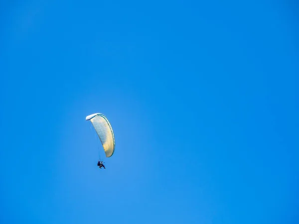 台湾の青い空のパラグライダー — ストック写真