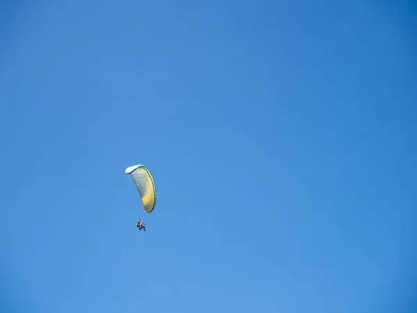 台湾の青い空のパラグライダー — ストック写真