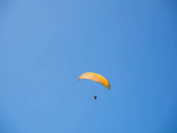 Tayvan Mavi Gökyüzünde Paraglider — Stok fotoğraf