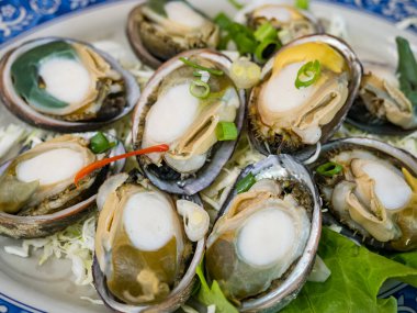 Lezzetli, buharda pişmiş abalonelerin yakın çekimi..