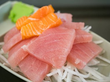 Tabakta servis edilen lezzetli kılıçbalığı sashimi.
