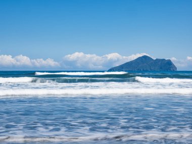 Tayvan 'daki Guishan Adası' nda uzun süre kumsalda görülmüş..