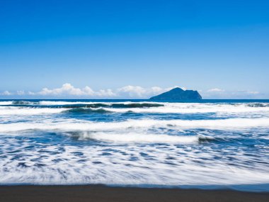 Tayvan 'daki Guishan Adası' nda uzun süre kumsalda görülmüş..