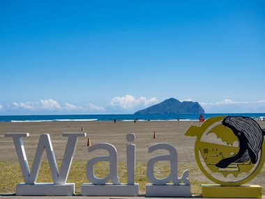 YILAN-FEB 28: Waiao plaj manzarası 28 Şubat 2023, Yilan, TAIWAN. Tayvan 'ın en popüler sörf merkezlerinden biridir. Uzun düz bir kumsal ve sabit dalgalar içerir..