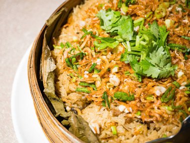 Üzerine Sakura karidesi konmuş haşlanmış pirinç (buharda pişirilmiş glutinous Rice).