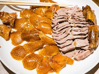 Çin yemeği: Pekin ördeği (kızarmış ördek)).