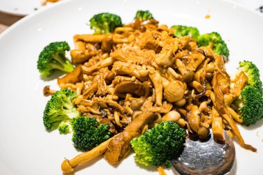 Soya soslu taze mantar kızartması ve XO sosu..