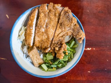 Kızarmış pirzola ve pilav.