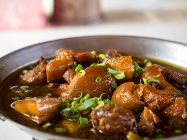 Turşulu Hardal Lahanasıyla buğulanmış domuz eti.