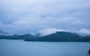 Güneş Ay Gölü, Tayvan - 10 Haziran: 10 Haziran 2023 'te Sun Moon Gölü, Tayvan' da birçok tekne iskeleye park etti. Sun Moon Gölü, Tayvan 'ın en büyük su kaynağıdır..