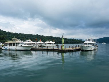 Güneş Ay Gölü, Tayvan - 10 Haziran: 10 Haziran 2023 'te Sun Moon Gölü, Tayvan' da birçok tekne iskeleye park etti. Sun Moon Gölü, Tayvan 'ın en büyük su kaynağıdır..