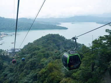 Nantou County, Tayvan - 11 Haziran 2023: The Sun Moon Lake Rope yolu, Sun Moon Gölü ile Formosa Aborjin Kültür Köyü 'nü birbirine bağlayan manzaralı bir teleferik servisidir..