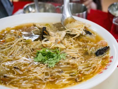 Kızarmış yumurta gevreğiyle özel sebze güveci