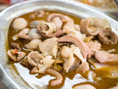 Kızarmış domuz böbreği ve susam yağlı tavuk testisi..