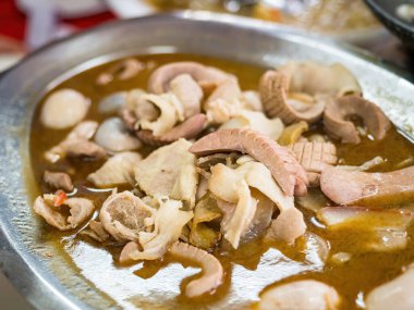 Kızarmış domuz böbreği ve susam yağlı tavuk testisi..