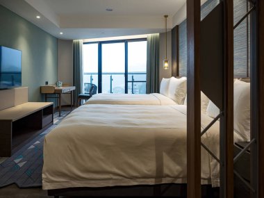 Temiz çarşaf ve yastık doğal duvar odası arka planında..