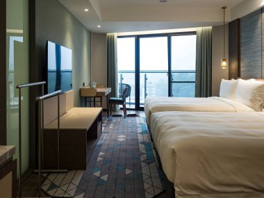 Temiz çarşaf ve yastık doğal duvar odası arka planında..